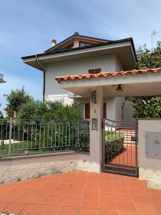 Brezza Affittacamere Montemarciano Luaran gambar
