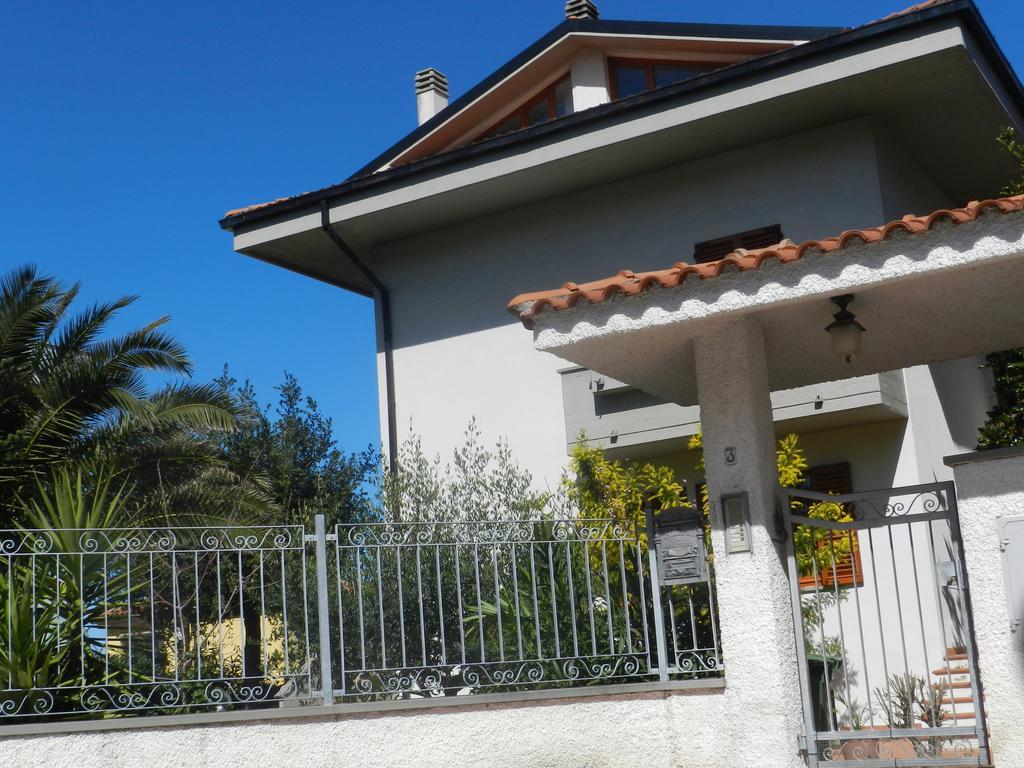 Brezza Affittacamere Montemarciano Luaran gambar